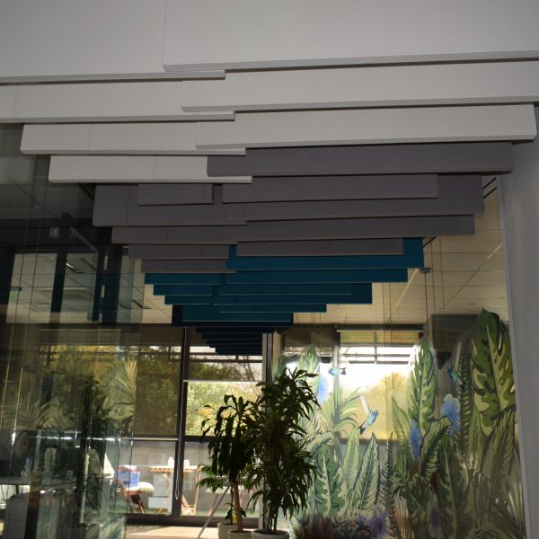 Vertikiální akustický panel na strop